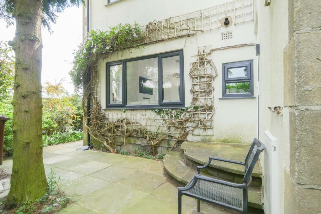 3 bedroom semidetached house for sale in Woodhall Park Grove, Woodhall