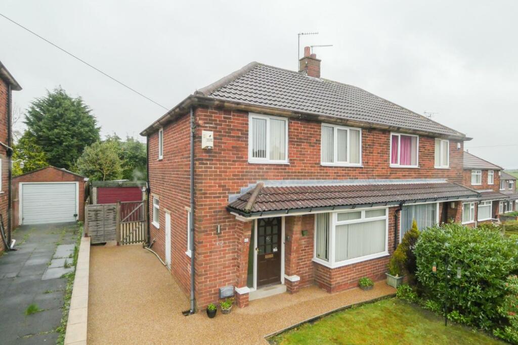 3 bedroom semidetached house for sale in Peckover Drive, Pudsey, LS28