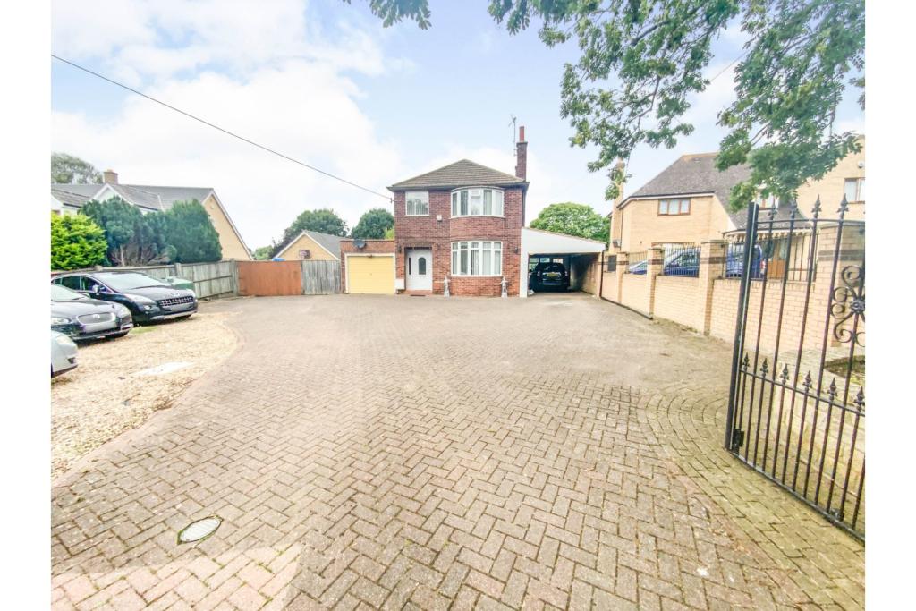3 bedroom detached house for sale in Folksworth Road, Norman Cross