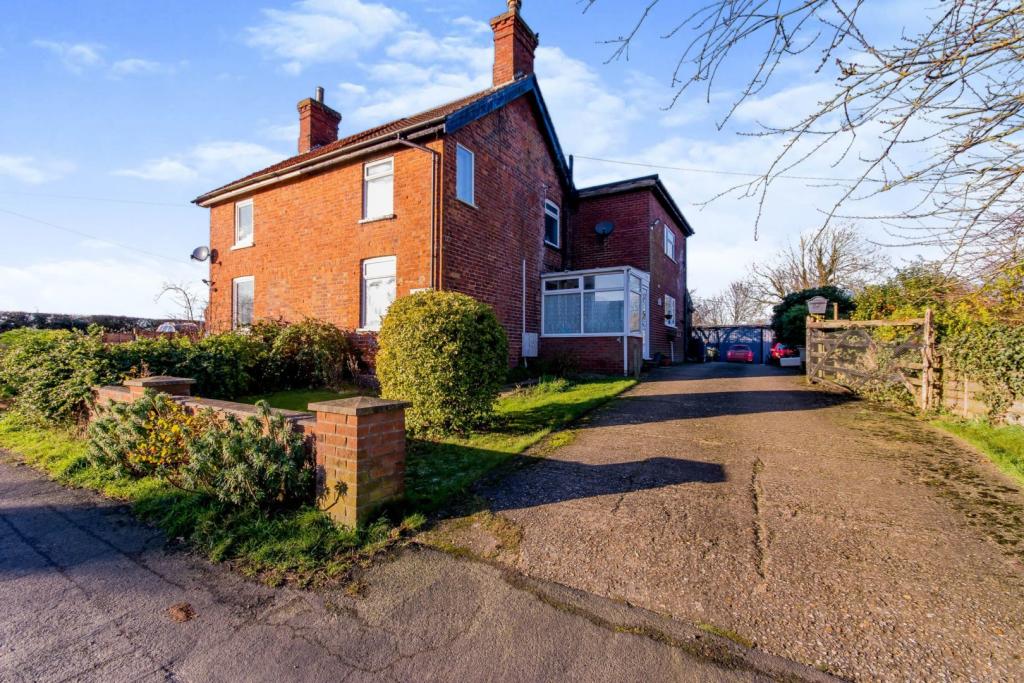 3 bedroom semidetached house for sale in Low Road, Wainfleet St Mary
