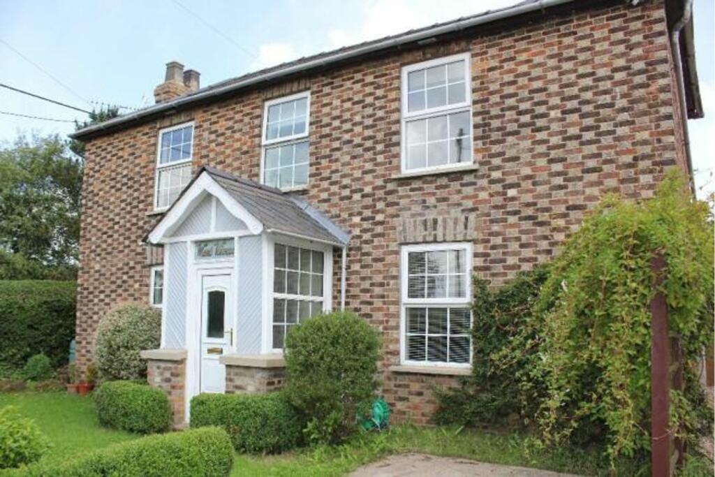2 bedroom link detached house for sale in Stow Road, Wiggenhall St Mary