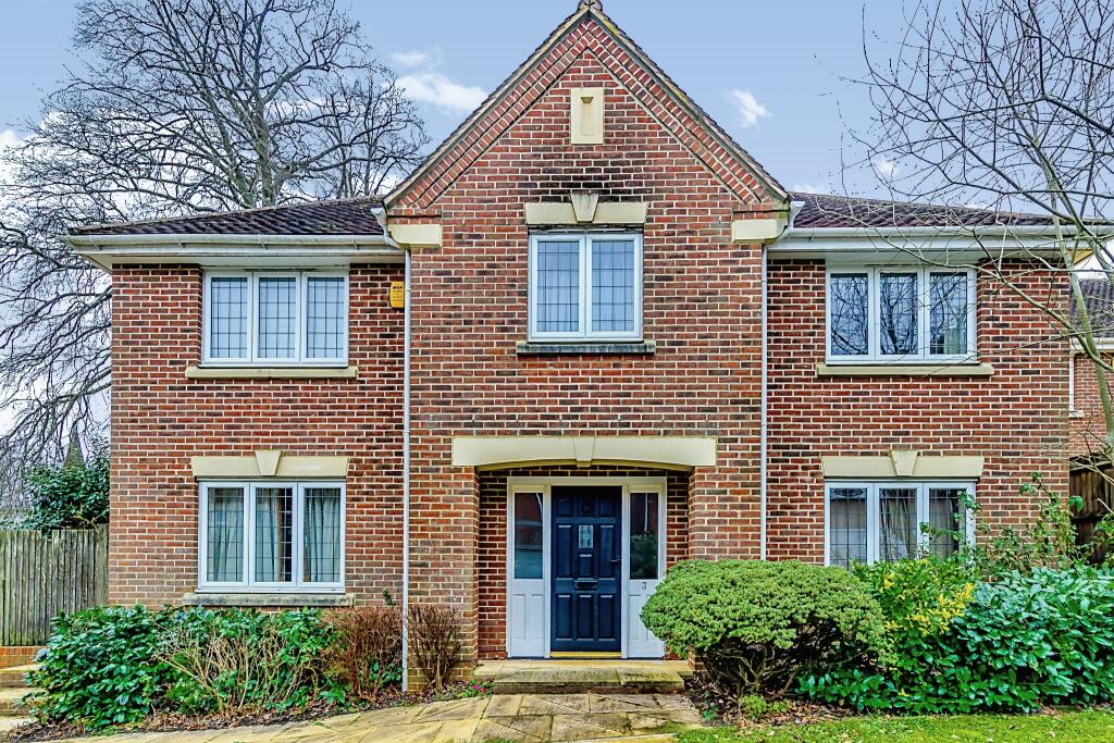 4 bedroom detached house for sale in Vicarage Close, Colgate, Horsham, RH12