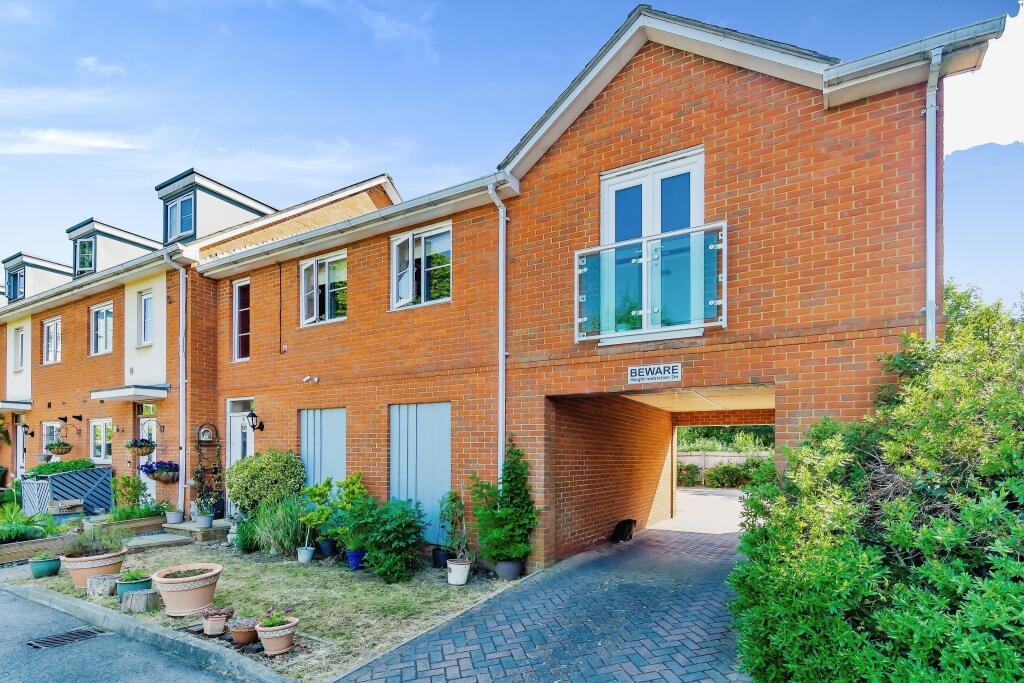 2 bedroom coach house for sale in Rubeck Close, Redhill, RH1