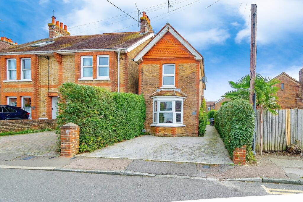 2 bedroom detached house for sale in Fairfield Road, Burgess Hill, RH15