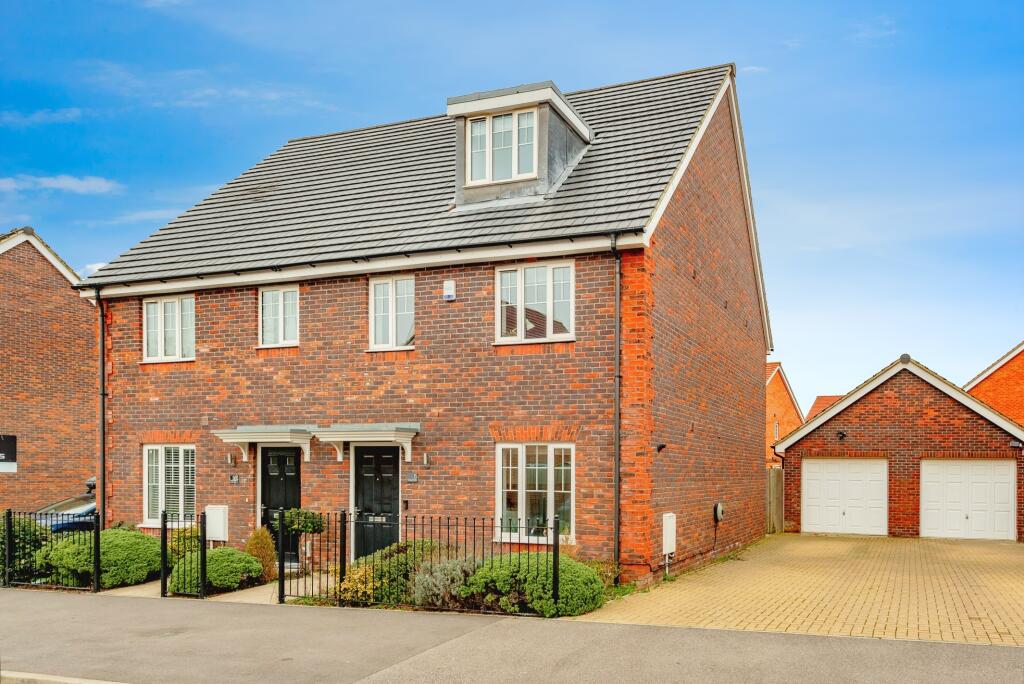 3 bedroom semidetached house for sale in Foxglove Drive, Crawley, RH10