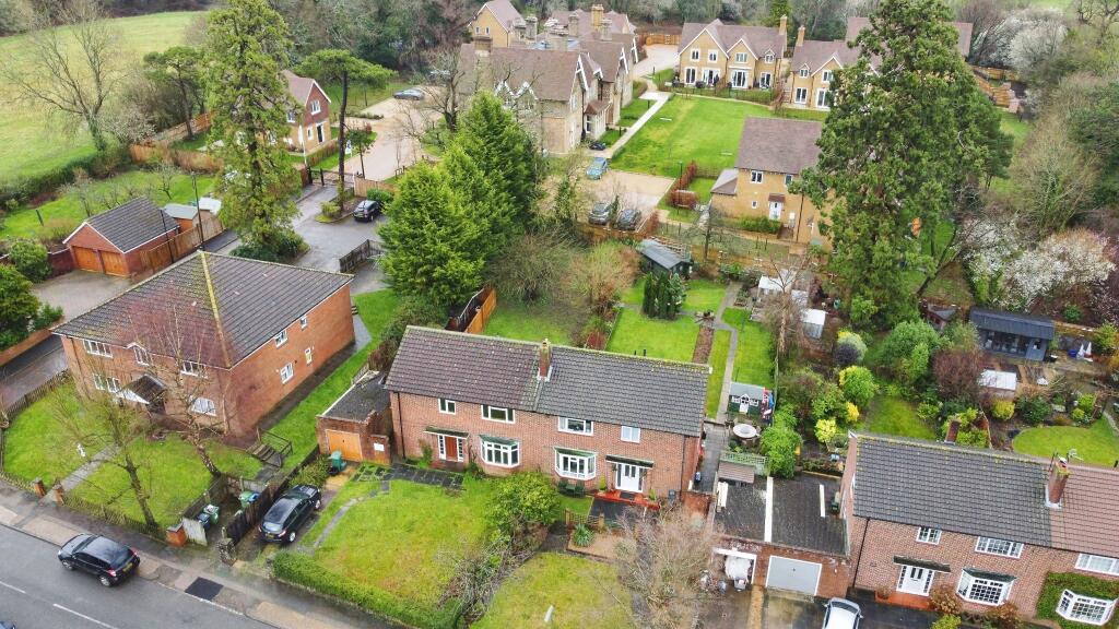 4 bedroom semidetached house for sale in Radstock Way, Redhill, RH1