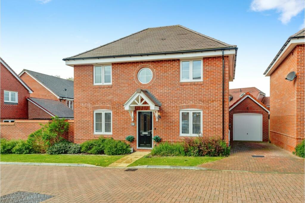 3 bedroom detached house for sale in Heasman Place, Southwater, Horsham