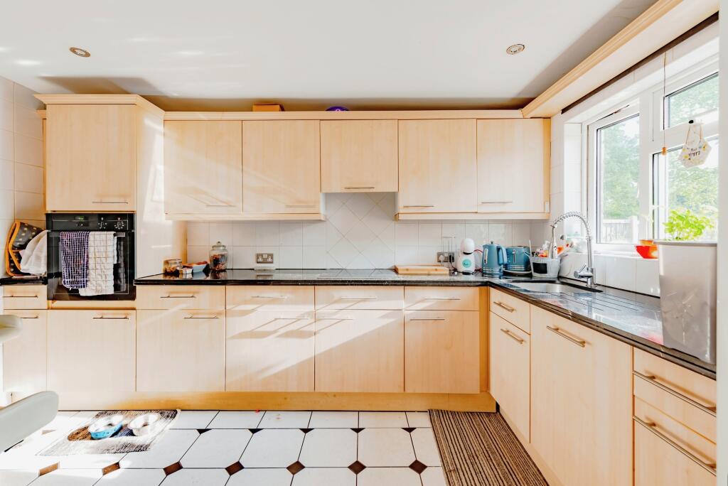3 bedroom semidetached house for sale in Wolfs Wood, Oxted, RH8