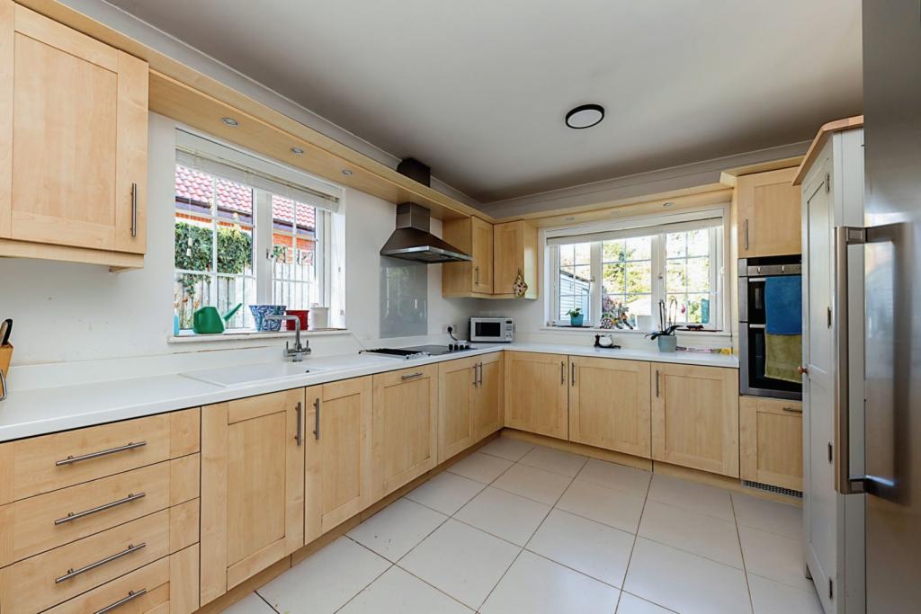 5 bedroom detached bungalow for sale in Oakfields Avenue, Knebworth, SG3