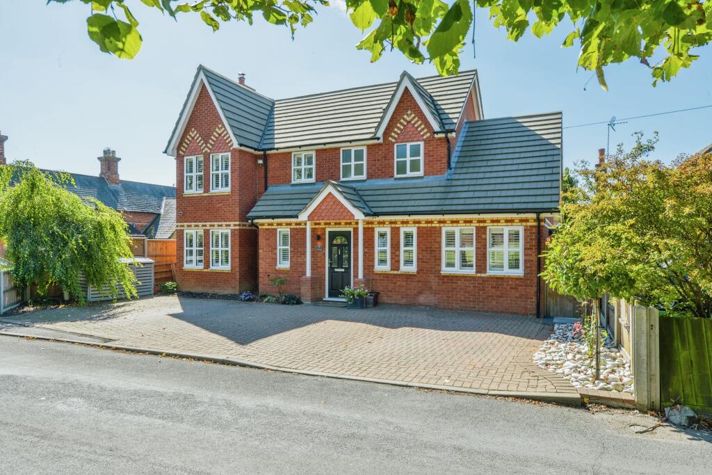 4 bedroom detached house for sale in Park Lane, Henlow, SG16