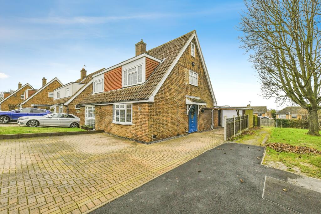 4 bedroom semidetached house for sale in Parthia Close, Royston, SG8