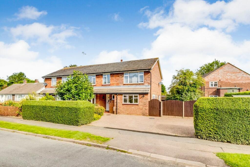 5 bedroom semidetached house for sale in Nutcroft, Knebworth, SG3