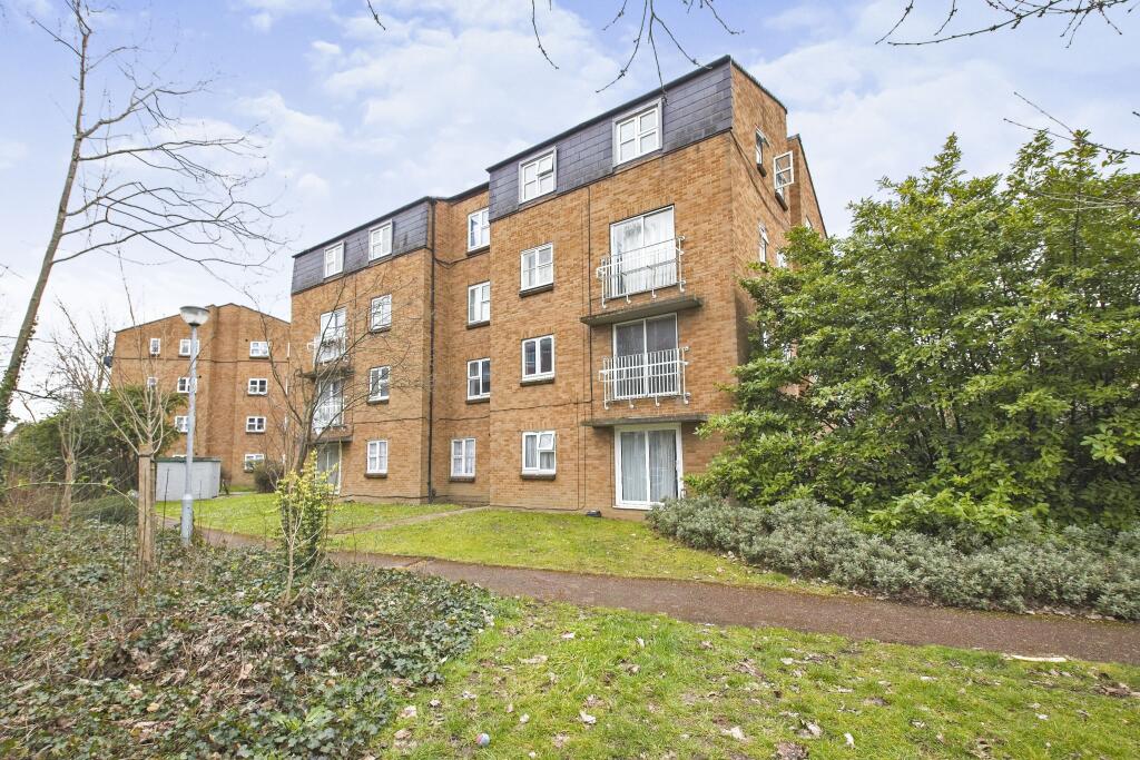 2 bedroom flat for sale in Garrick Drive, Thamesmead, London, SE28