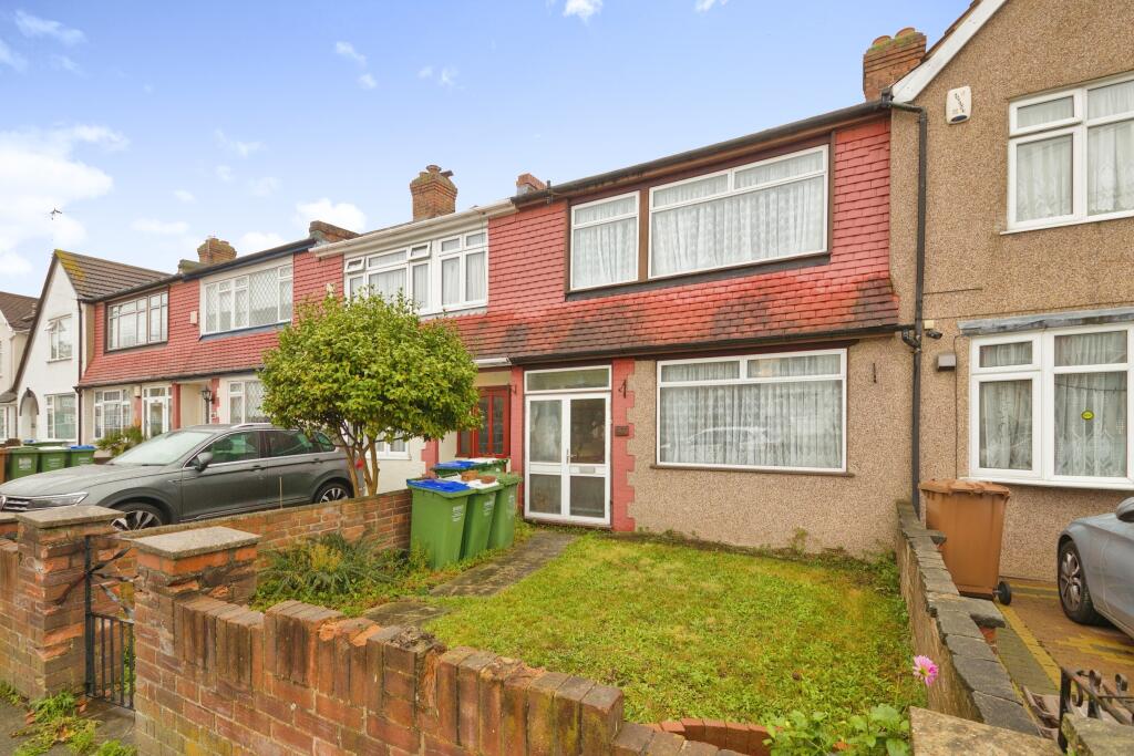 3 bedroom terraced house for sale in Amberley Road, London, SE2