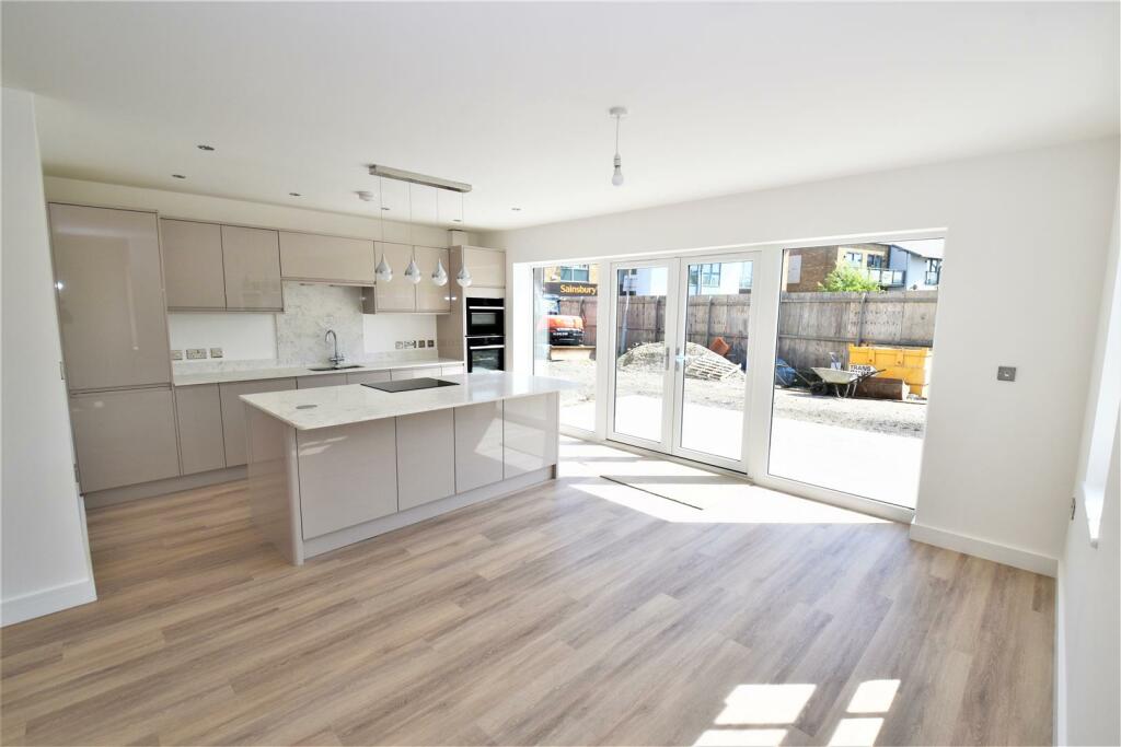 4 bedroom link detached house for sale in Gunners Rise, Shoeburyness