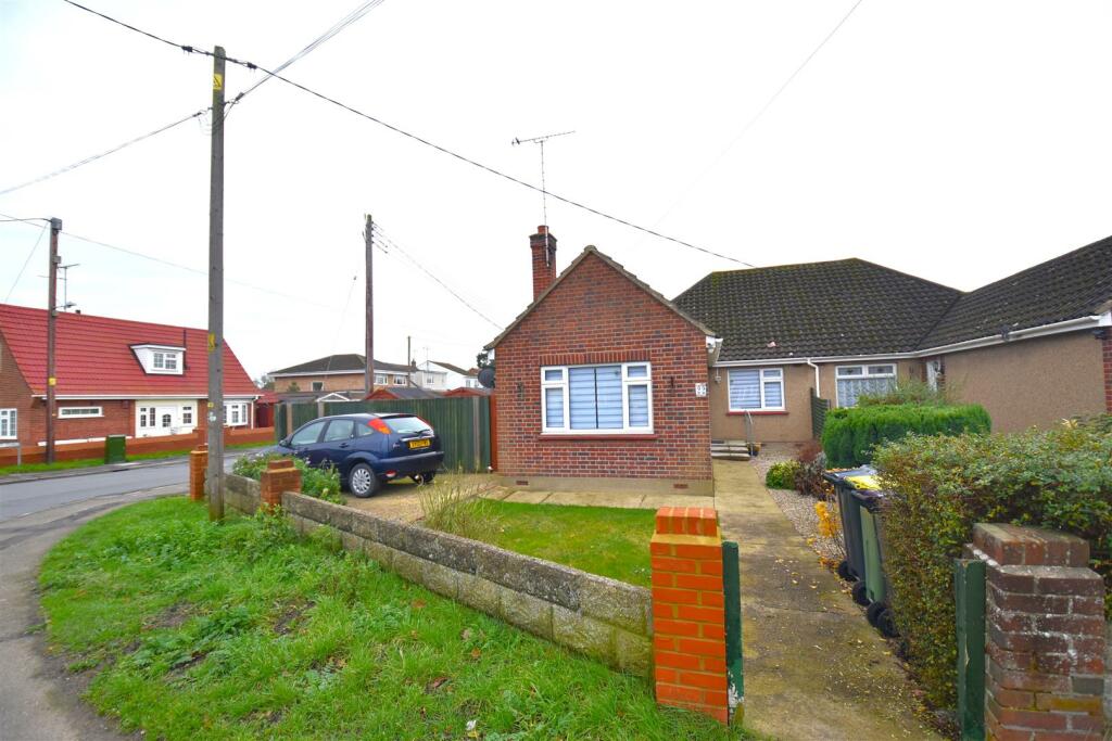 2 bedroom semidetached bungalow for sale in Canewdon View Road