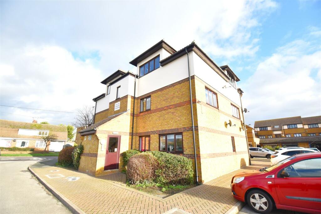 2 bedroom apartment for sale in Rectory Road, Rochford, SS4