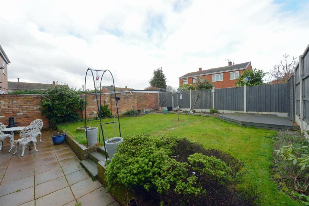 3 bedroom semidetached house for sale in Malvern Close, Sutton Farm