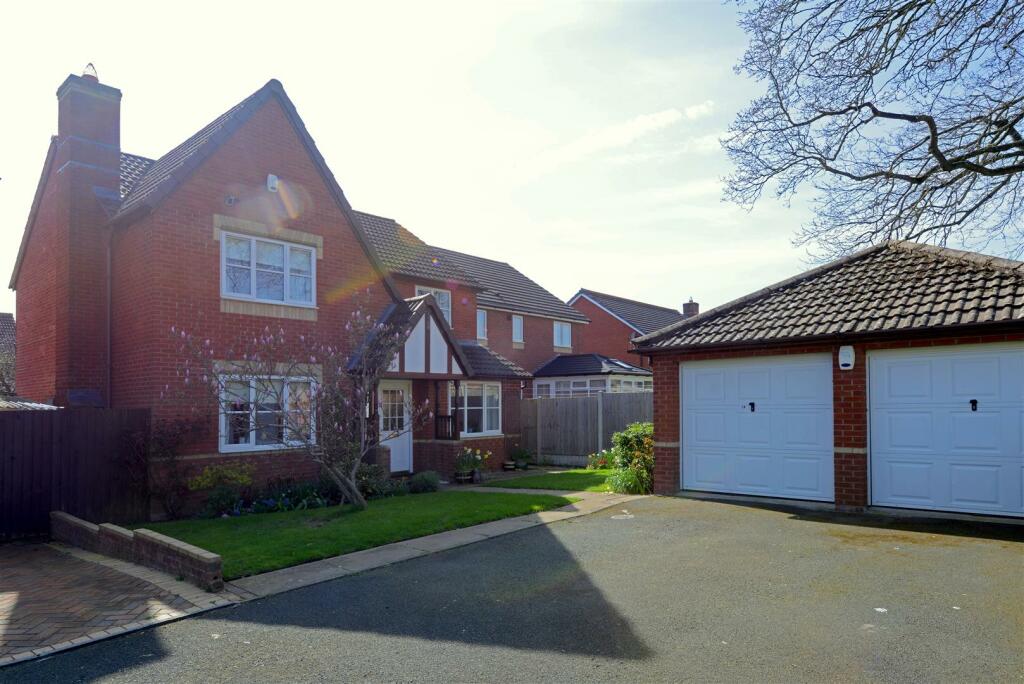 4 bedroom detached house for sale in Oadby Way, Redwood Park