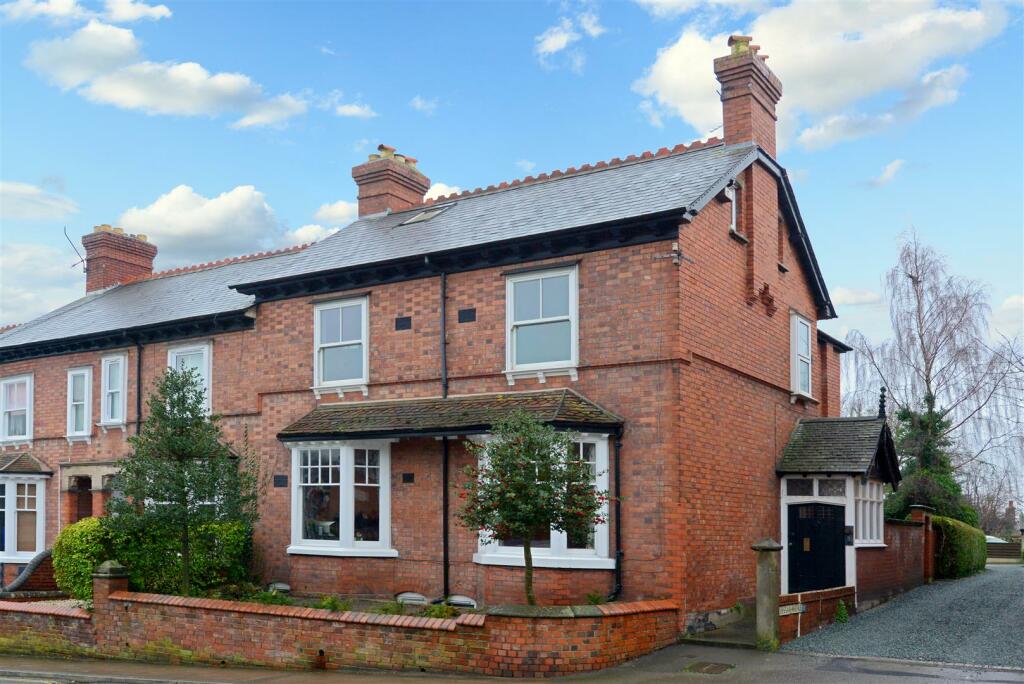 6 bedroom end of terrace house for sale in Copthorne Road, Copthorne