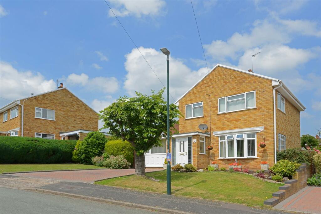 3 bedroom detached house for sale in Ashfields Road, Heath Farm