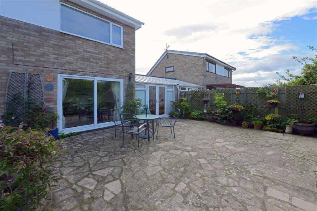 3 bedroom detached house for sale in Ashfields Road, Heath Farm