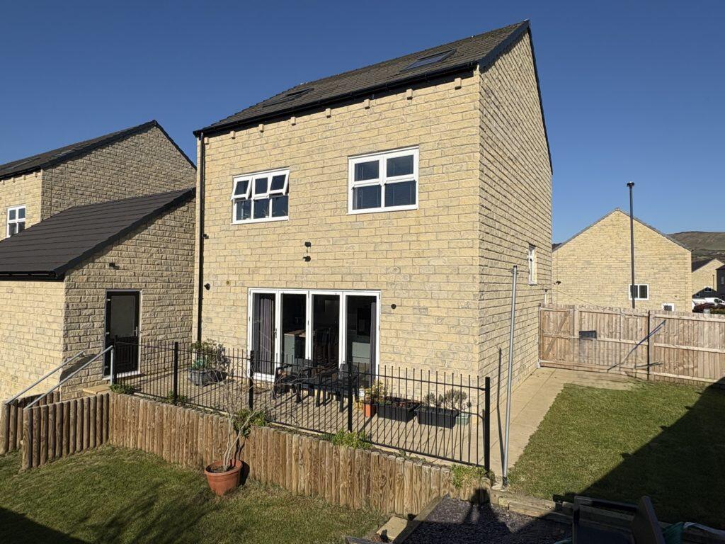 Main image of property: 4 bedroom detached house for sale – 1 Lawnwood Avenue, Skipton, BD23 2FE