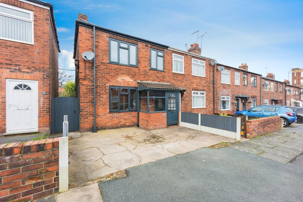 3 bedroom end of terrace house for sale in Jubilee Avenue, Dukinfield, SK16