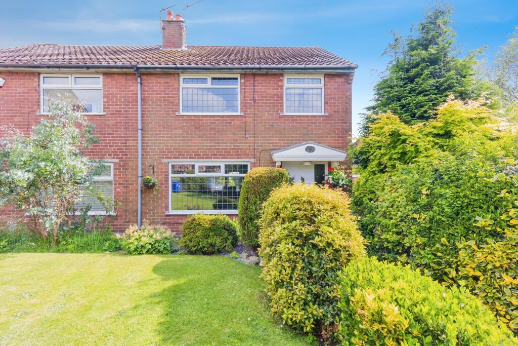 3 bedroom semidetached house for sale in Lyne Edge Crescent