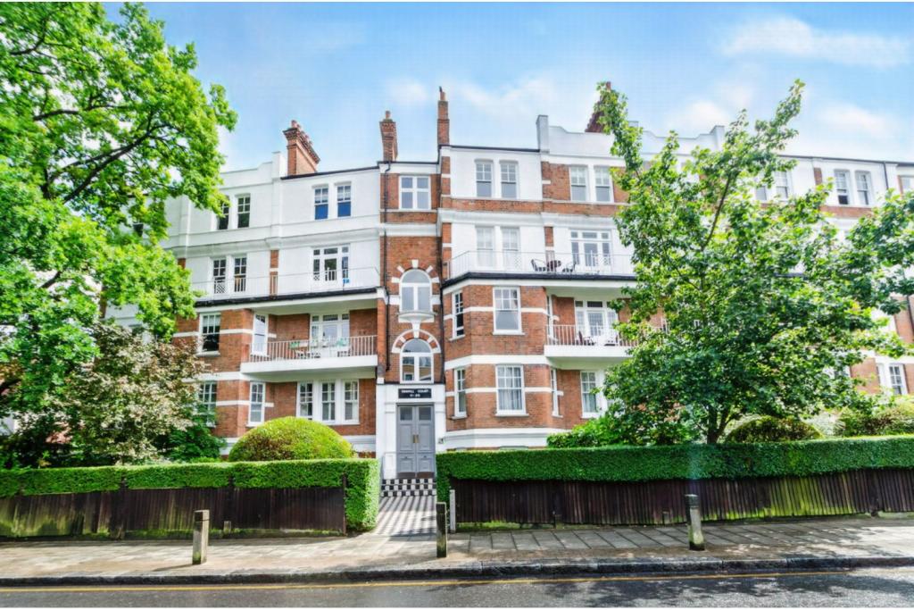 1 bedroom ground floor for sale in Upper Richmond Road, Putney, SW15