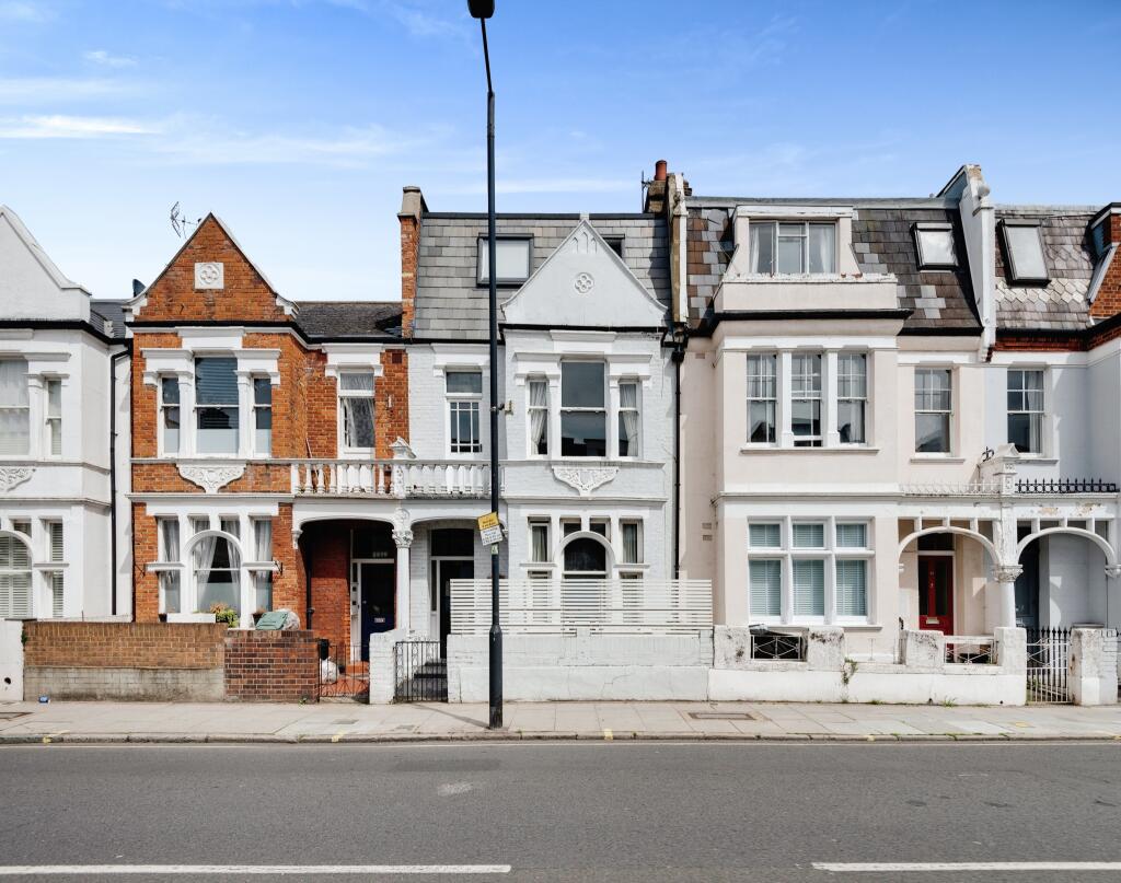 2 bedroom ground floor flat for sale in Munster Road, Fulham, SW6