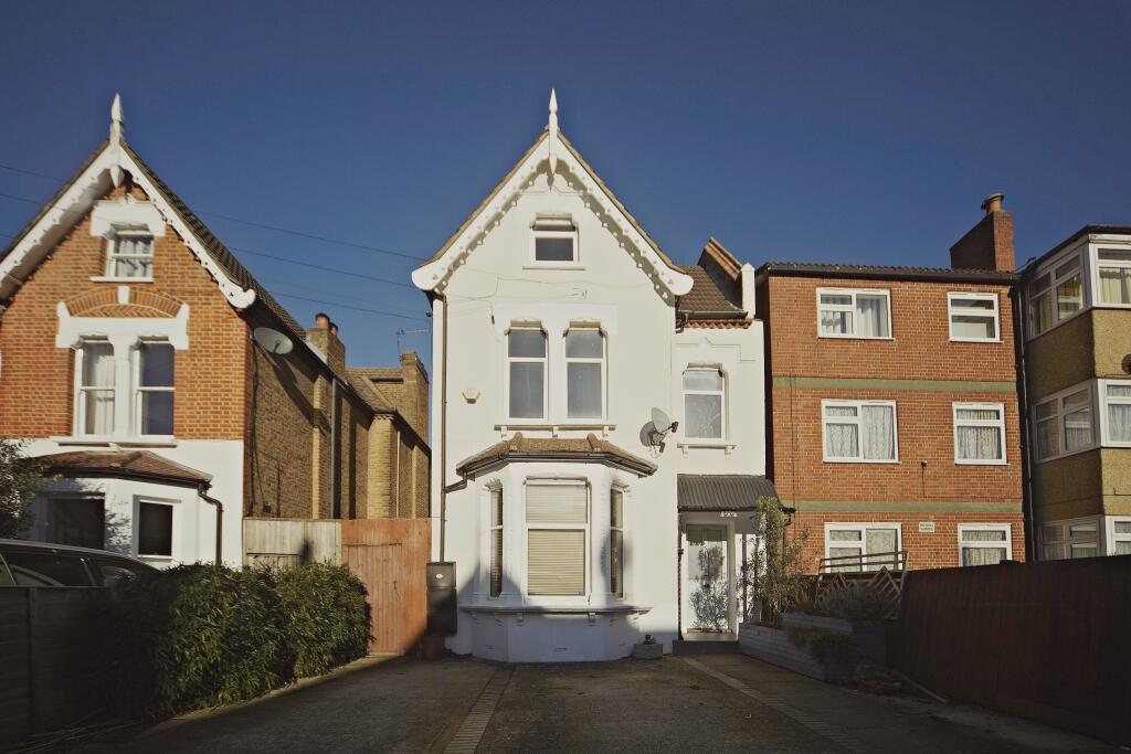 2 bedroom flat for sale in Hopton Road, Streatham, SW16