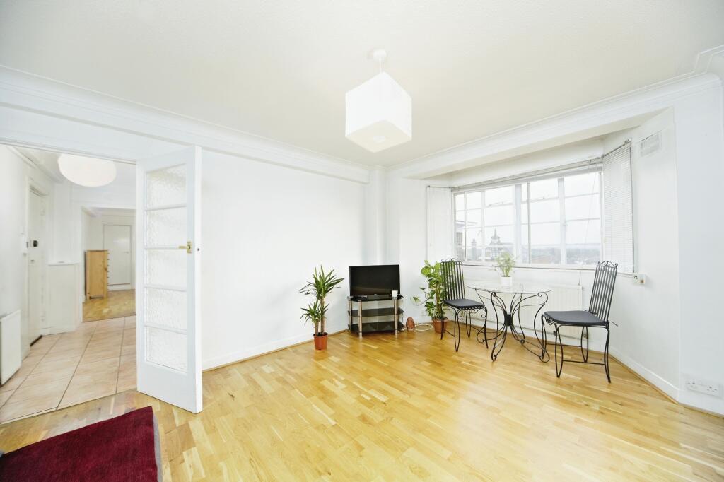 1 bedroom flat for sale in Streatham High Road, Streatham, SW16