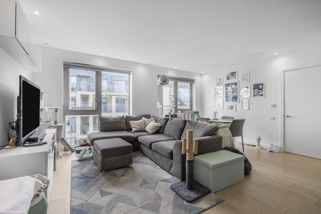 Main image of property: 10 Chatfield Road, London, SW11