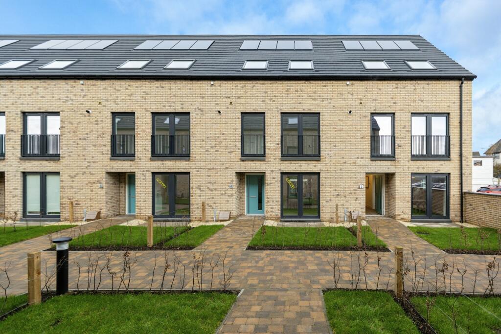 Main image of property: 2 Elrig Gate, Circle Green, Newlands, Glasgow, G44 3BA