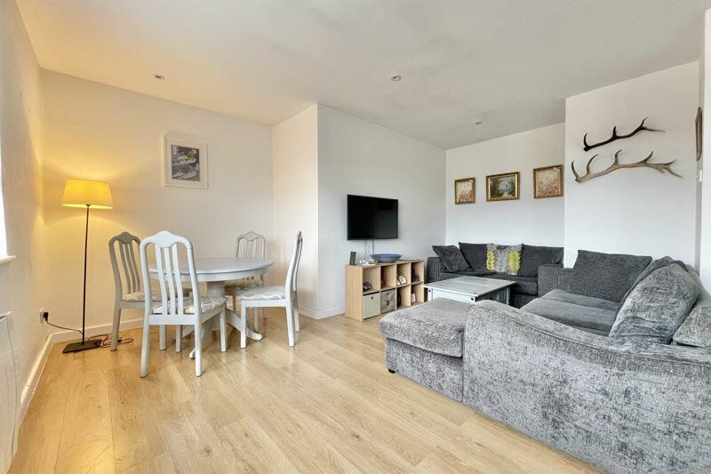 2 bedroom flat for sale in Hare Lane, Claygate, KT10