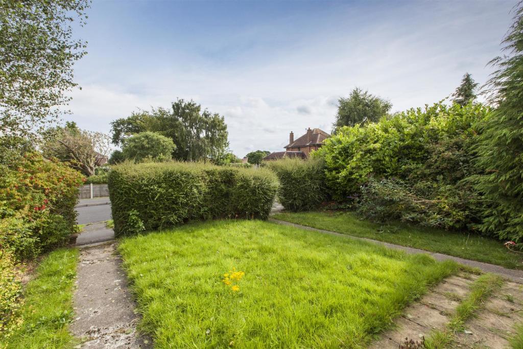 3 bedroom semidetached bungalow for sale in Tredgold Avenue, Bramhope