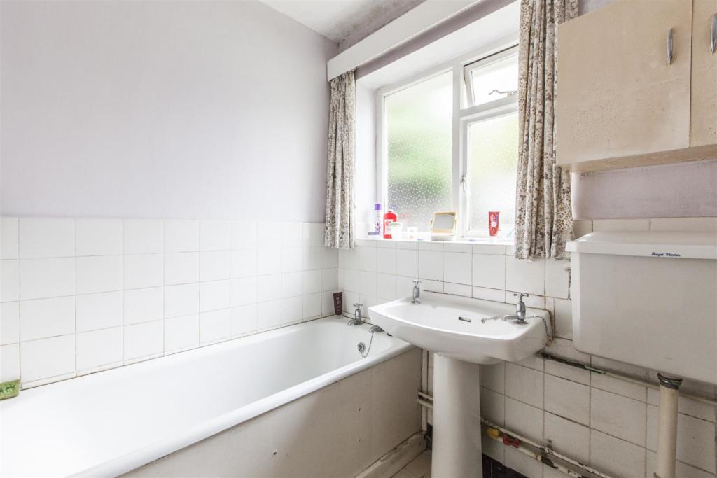 3 bedroom semidetached bungalow for sale in Tredgold Avenue, Bramhope