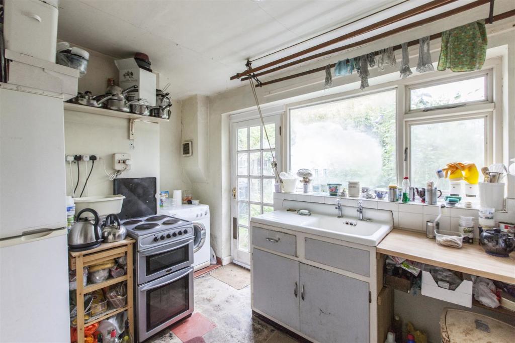 3 bedroom semidetached bungalow for sale in Tredgold Avenue, Bramhope