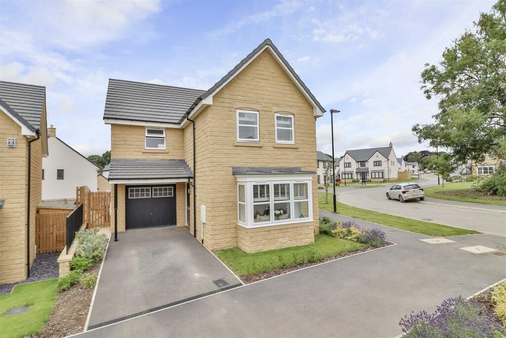 3 bedroom detached house for sale in Spring Wood Crescent, Bramhope, LS16