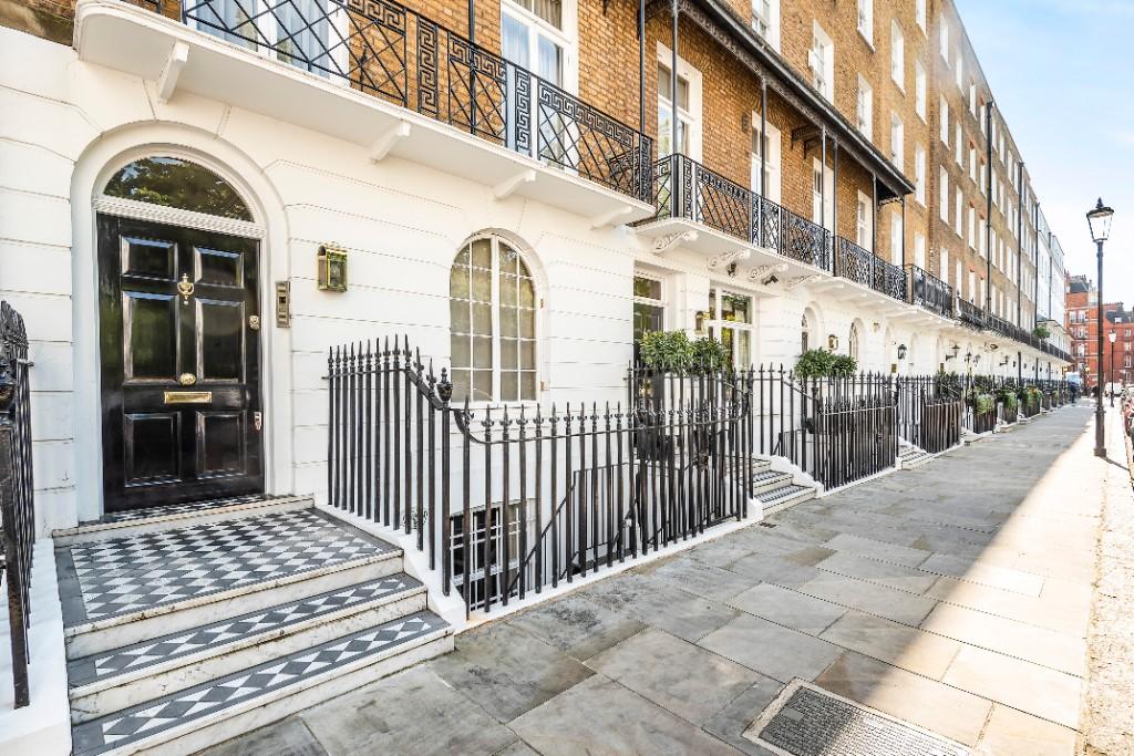 3 bedroom for sale in Cadogan Place, London, SW1X