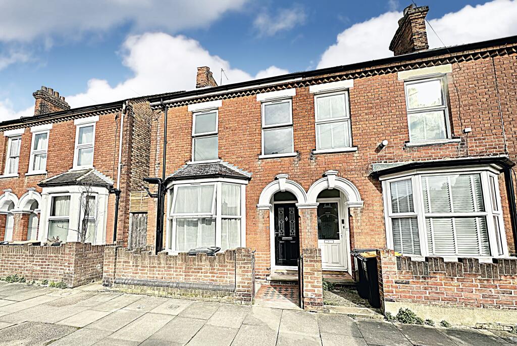3 bedroom semi-detached house for rent in Salisbury Street Bedford MK41