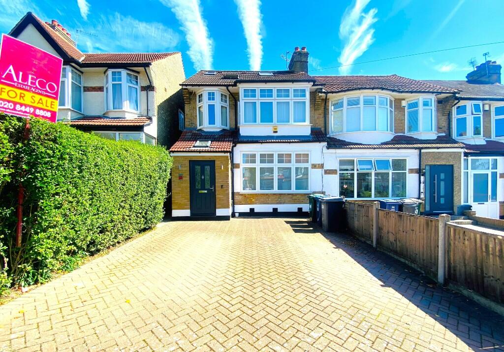 4 bedroom end of terrace house for sale in Ridgeway Avenue, East EN4