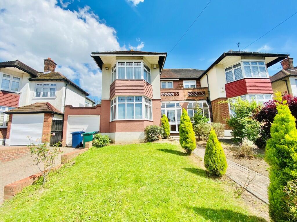 3 bedroom semidetached house for rent in Heddon Court Avenue