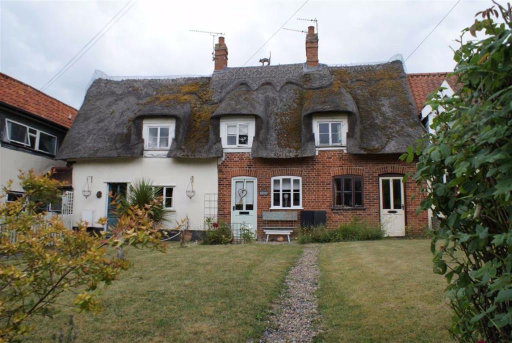 2 bedroom cottage for sale in Thatched Cottages, Norwich Road