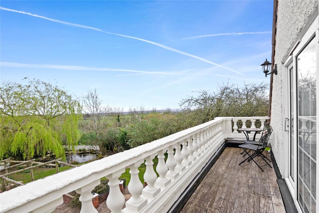 6 bedroom detached house for sale in Callow Hill, Redditch