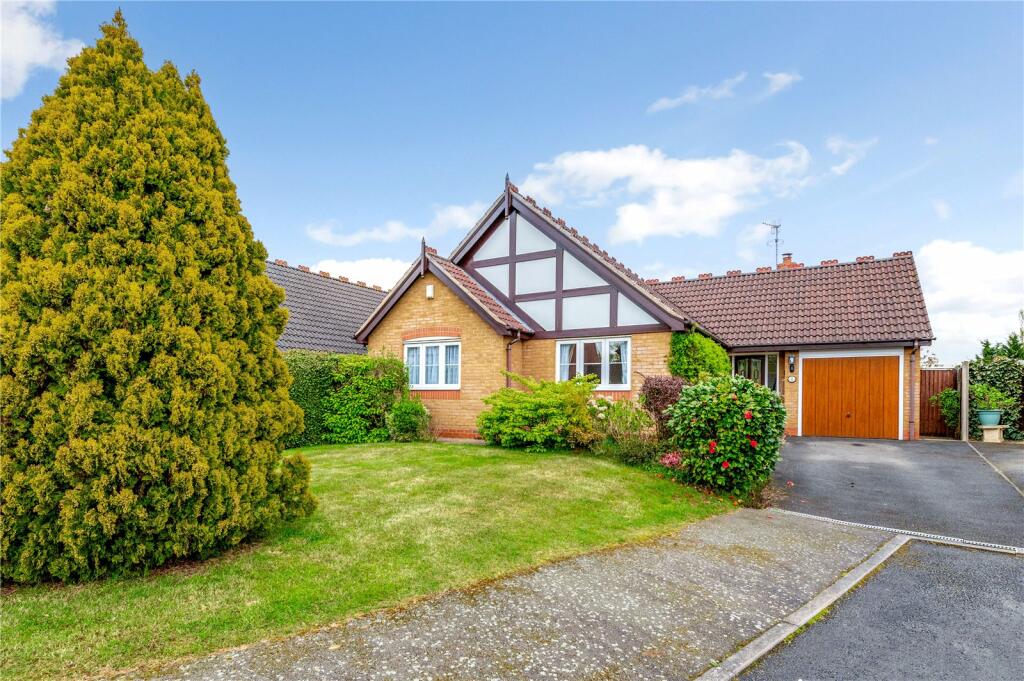 3 bedroom bungalow for sale in Catshill, Bromsgrove, Worcestershire, B61