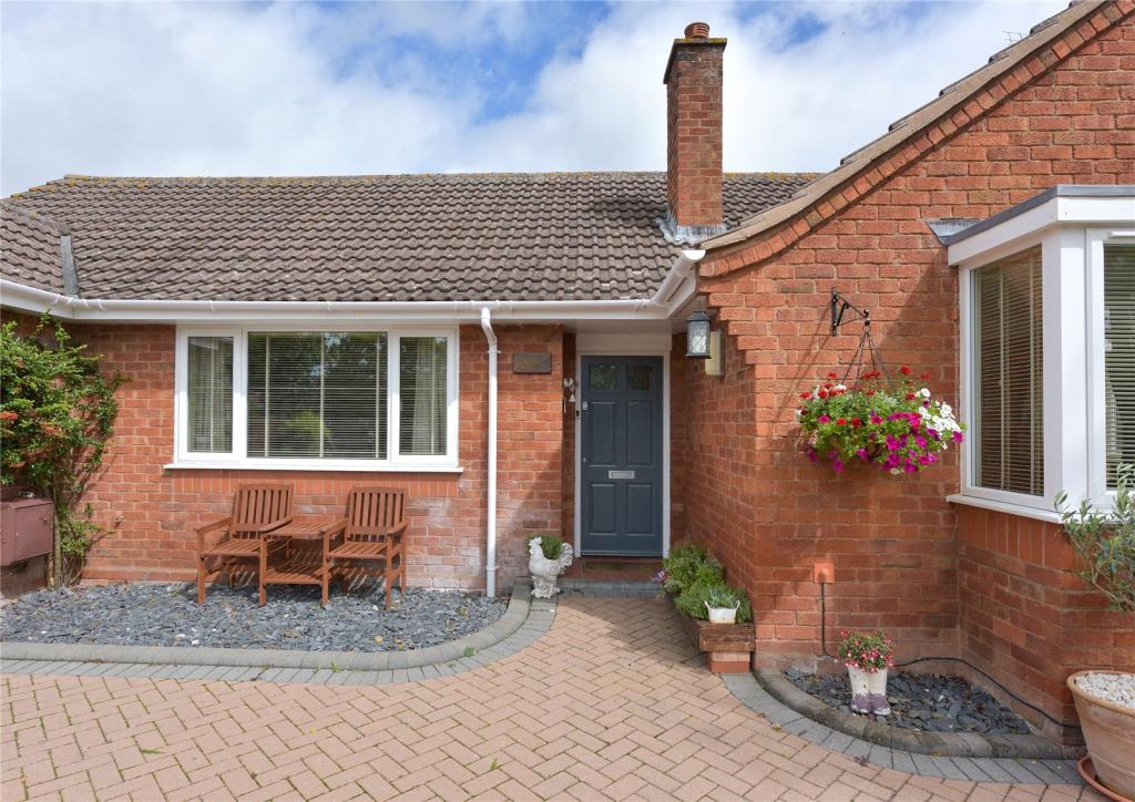 3 bedroom bungalow for sale in Lower Broadheath, Worcester