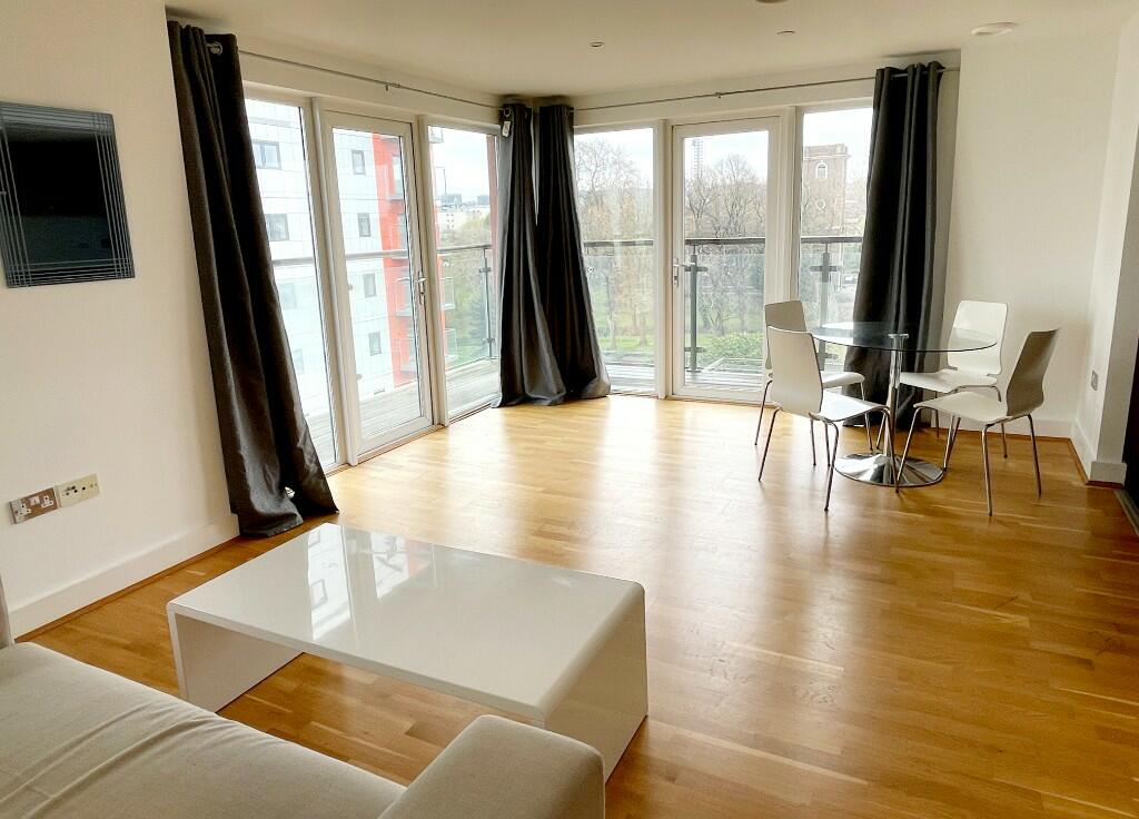 2 bedroom flat for rent in Mast Quay, London, SE18