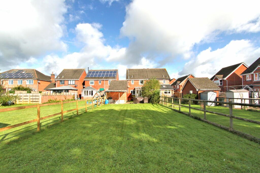 3 bedroom semidetached house for sale in Woodlands Road, Charfield